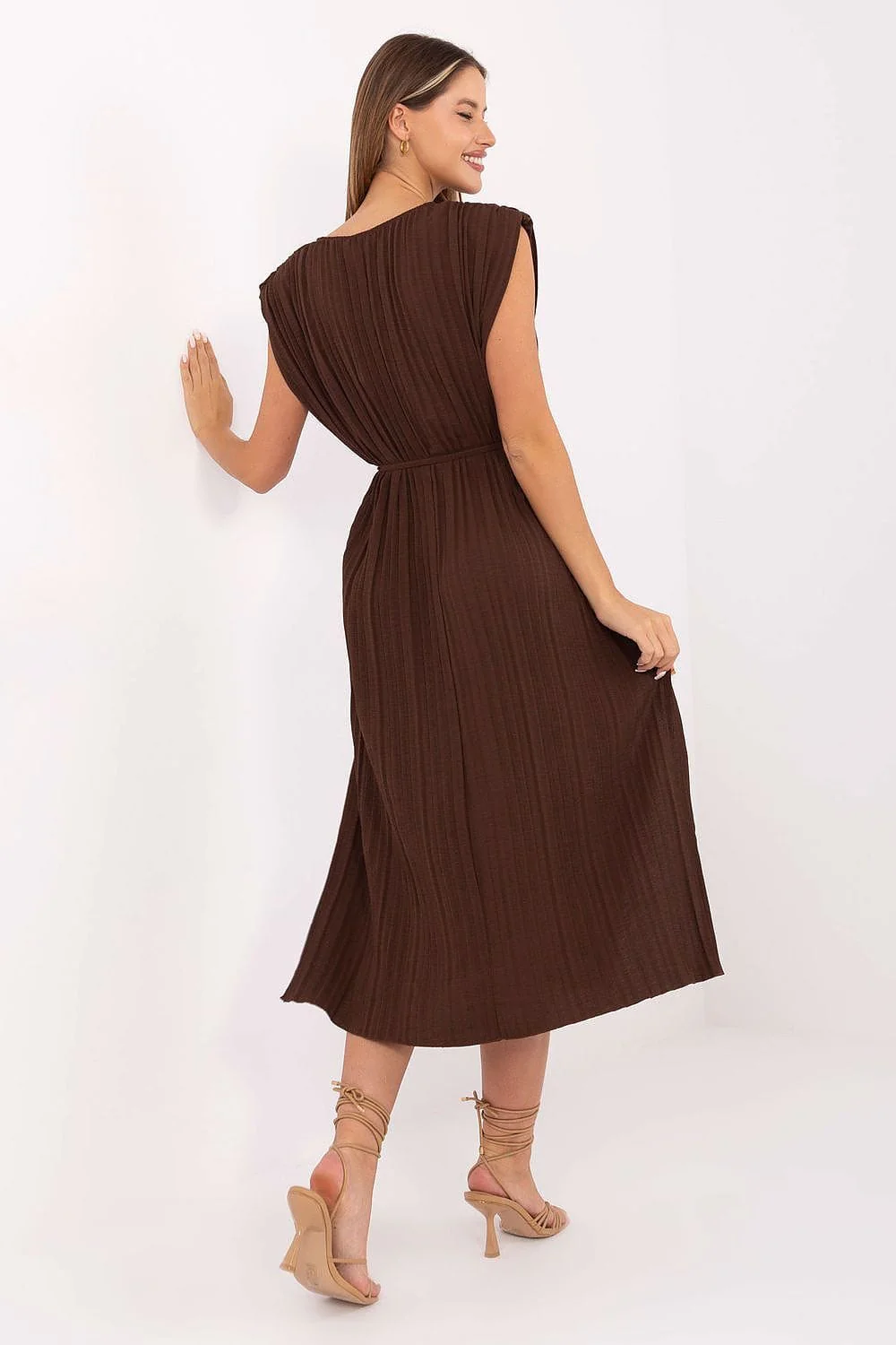 Robe bohème marron midi plissée fendue - Image 3