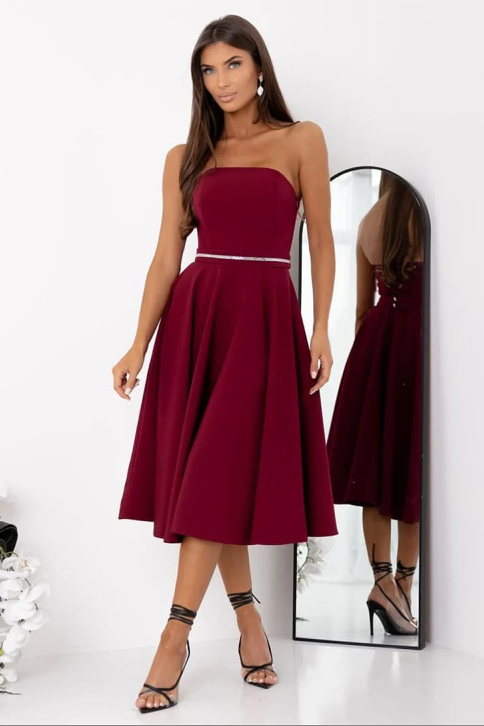 Robe de cocktail bustier midi évasée bordeaux