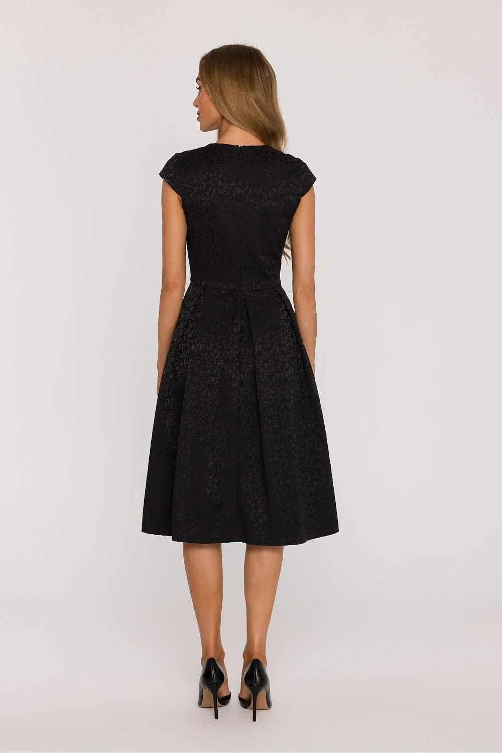 Robe de cocktail noire évasée à plis creux - Image 2
