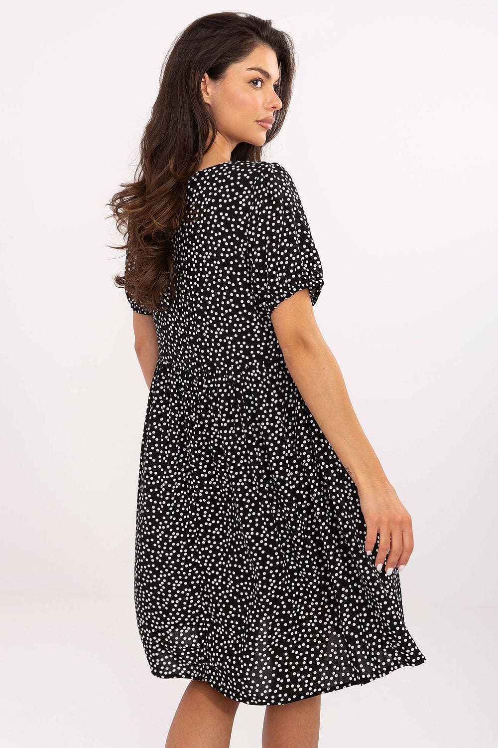 Robe d’été courte fluide à pois noir - Image 3