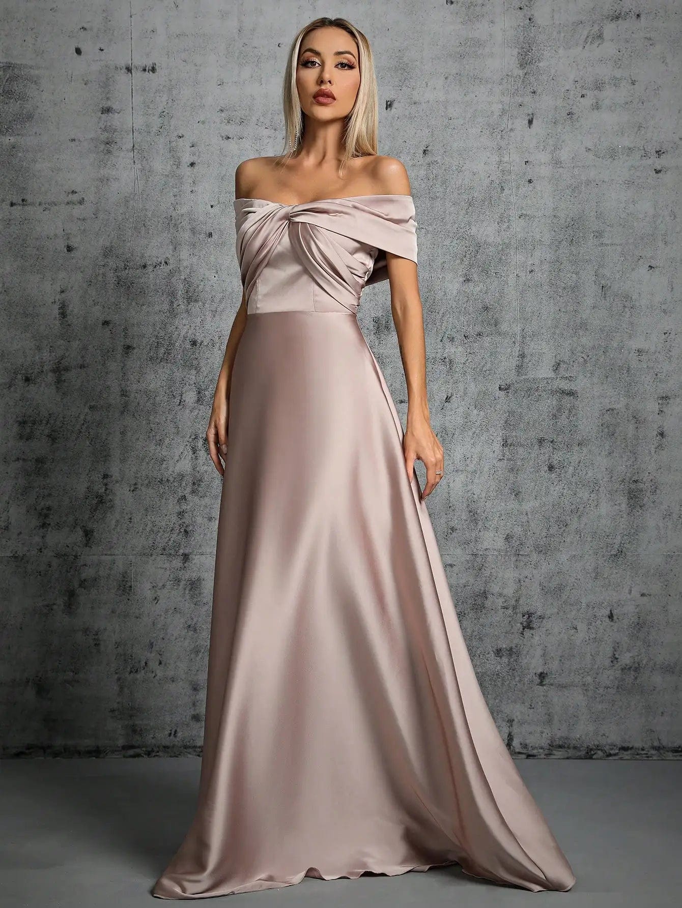 Robe invitée de mariage taupe avec épaules dénudées - Image 2