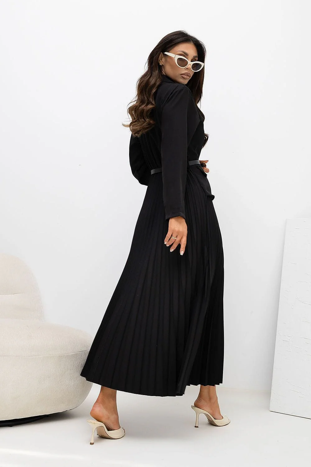 Robe longue noire jupe plissée manches longues - Image 3