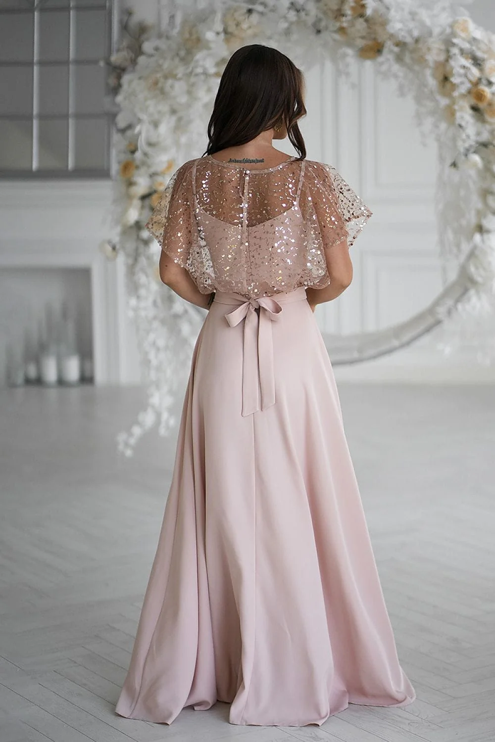 Robe de soirée longue beige chic pailletée - Image 3